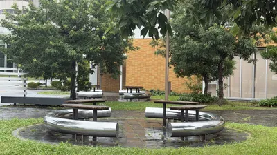 未来形ベンチ(雨)