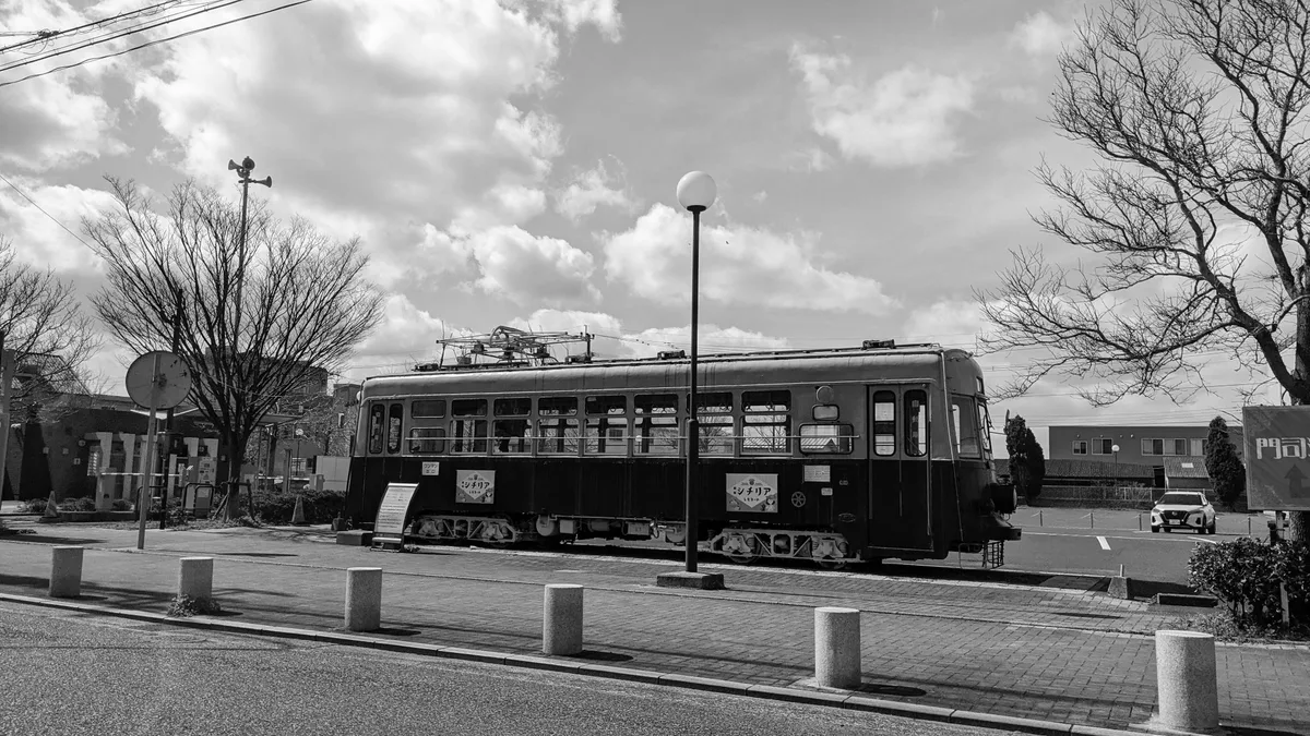 屋外に展示された旧型の路面電車