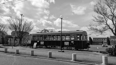 屋外に展示された旧型の路面電車