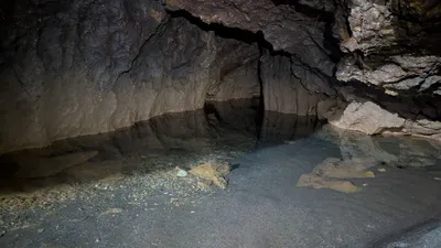 洞窟の底の湖(横)