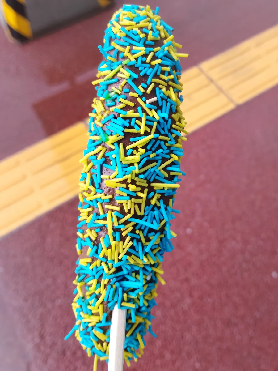 カラフルなトッピングのバナナチョコ