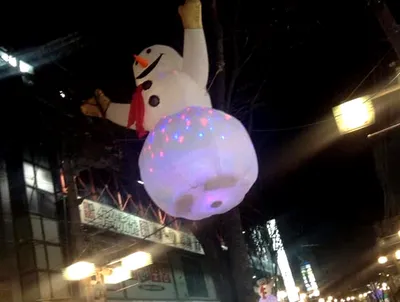 商店街に吊るされた雪だるまのバルーン