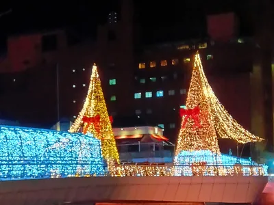 クリスマス前の明るい街