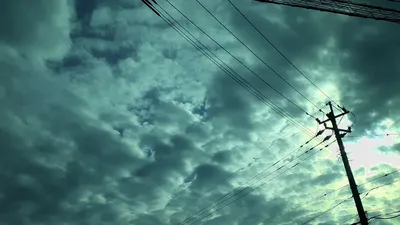 光漏れる曇り空