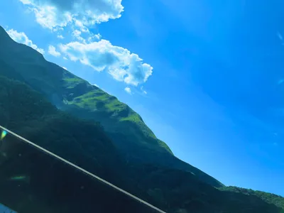 空と山